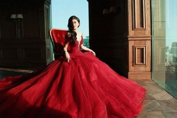 Giữa không gian cổ điển của một khách sạn, Huyền My nhập vai nàng công chúa và thể hiện vẻ đẹp thanh thoát, quyến rũ đến từ gương mặt và vóc dáng.