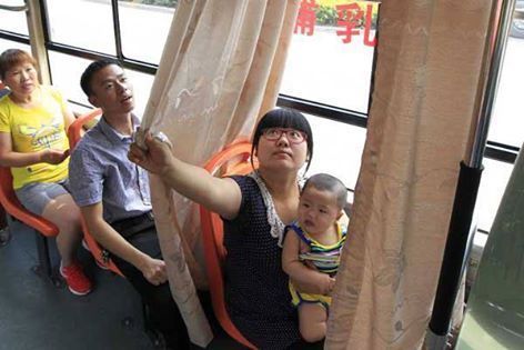 Chuyến xe bus số 906 tại Trịnh Châu, Hà Nam, Trung Quốc có trang bị hệ thống rèm để các mẹ cho con bú