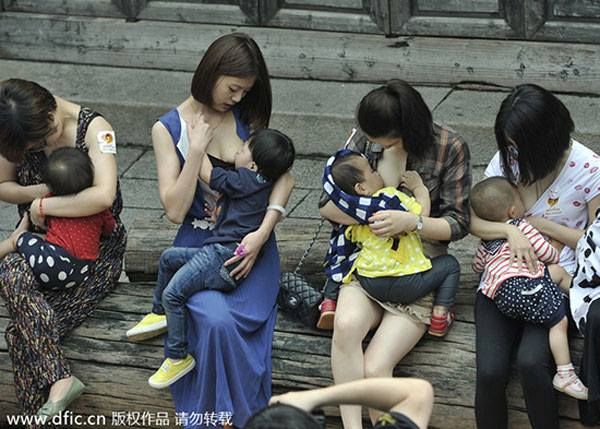Cho con bú ngay nơi công cộn khiến nhiều bà mẹ trẻ còn e dè, xấu hổ