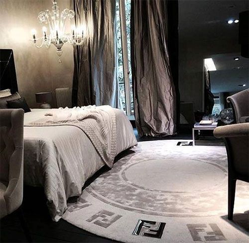 Nội thất trong phòng ngủ trang hoàng bằng thương hiệu Fendi (ng.a)