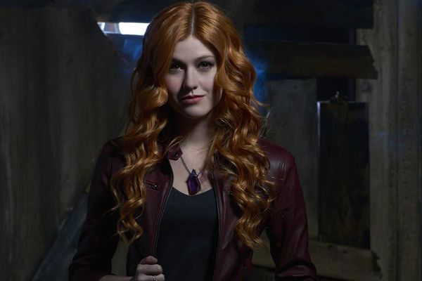Nữ chính Clary (Katherine McNamara) có vẻ như không được lòng người xem như Lily Collins