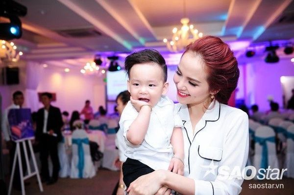 Nhóc tỳ nhà Diễm Hương - Quang Huy hóm hỉnh tạo dáng trước ống kính.