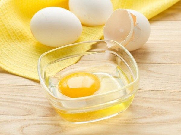Đối với cách trị mụn đầu đen, ngoài việc lột mụn bằng miếng dán thì Hải Băng còn dùng cách thoa một lớp lòng trắng trứng gà rồi chà bằng bàn chải đánh răng loại nhỏ, rất hiệu quả lại không tốn kém.