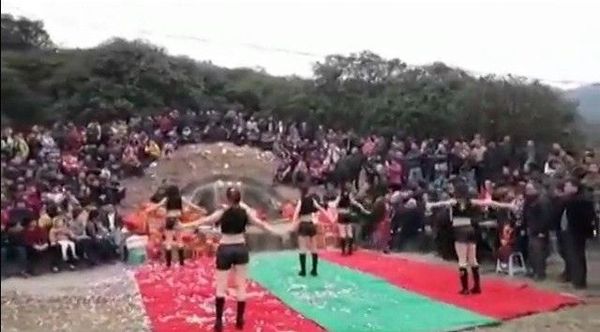 5 cô gái mặc những bộ trang phục ngắn hết sức có thể