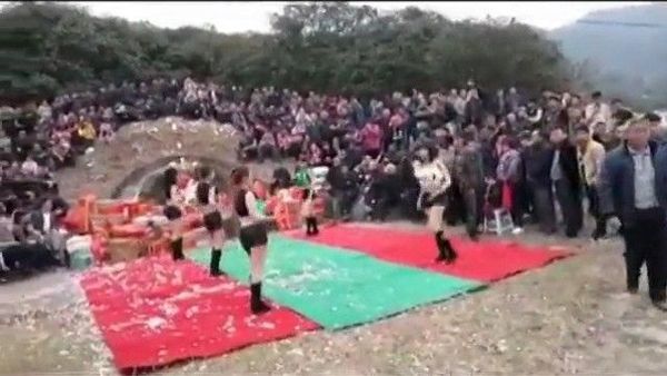 ...và lẽ ra phải đi tảo mộ thay vì những việc làm này