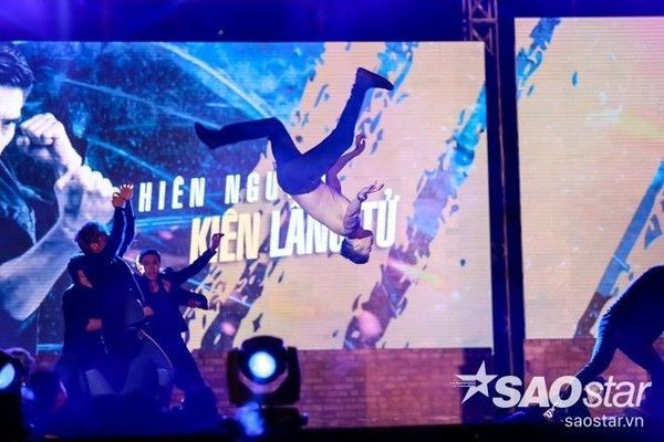 Màn nhào lộn trên không trung nguy hiểm.