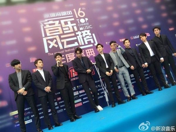 Các chàng trai EXO tập hợp tham gia lễ trao giải. Trương Nghệ Hưng cũng có mặt cùng các thành viên trong nhóm của mình.