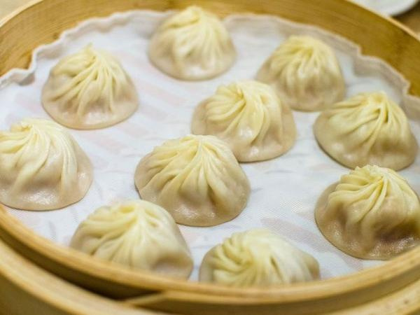 Tiểu long bao là món ăn làm nên dấu ấn của nhà hàng, được nhiều vị khách gọi là “soup dumplings”. Món bánh gây ấn tượng nhờ lớp vỏ mỏng tang, mềm dẻo, bọc bên trong là nhân thịt và nước súp đậm đà.