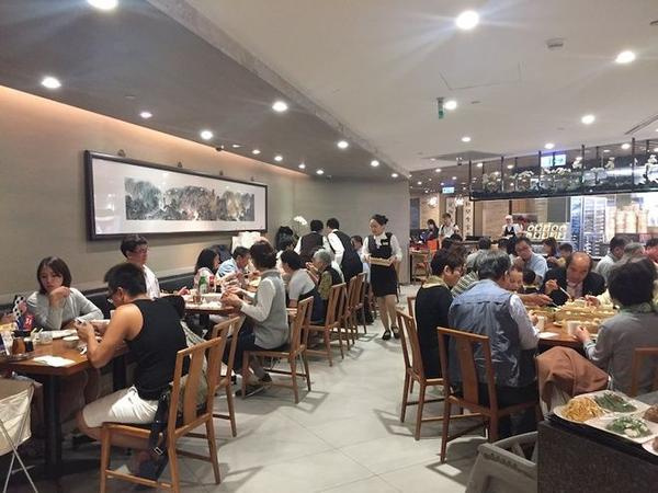 Din Tai Fung được thành lập vào cuối những năm 80 bởi ông Yang Bingyi, người gốc Sơn Tây, Trung Quốc nhưng di cư sang Đài Loan năm 1948. Ông làm việc tại hãng dầu ăn Heng Tai Fung trong suốt 10 năm cho với khi công ty đóng cửa. Ông và vợ quyết định thành lập công ty của riêng mình nhưng gặp nhiều khó khăn, buộc họ phải chuyển sang làm thêm bánh bao nhỏ để kiếm sống. Món tiểu long bao nhanh chóng trở nên nổi tiếng, họ quyết định nghỉ bán dầu ăn và chuyển qua làm nhà hàng. Din Tai Fung đầu tiên mở cửa vào cuối năm 1958.