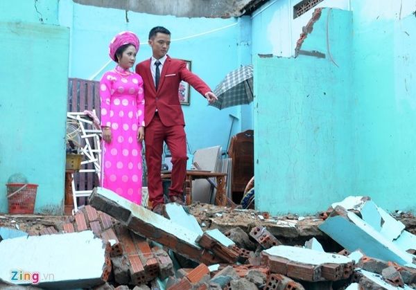 Hơn một tuần trước, vợ chồng ông Hải thuệ người tất bật sơn lại nhà, chuẩn bị phòng tân hôn, đóng giường gỗ mới cho con trai cưới vợ. "Chúng tôi không ngờ cơn lũ oan nghiệt về giật sập căn nhà, trong đó phòng tân hôn của con trai cũng tan hoang", người cha cho biết thêm.