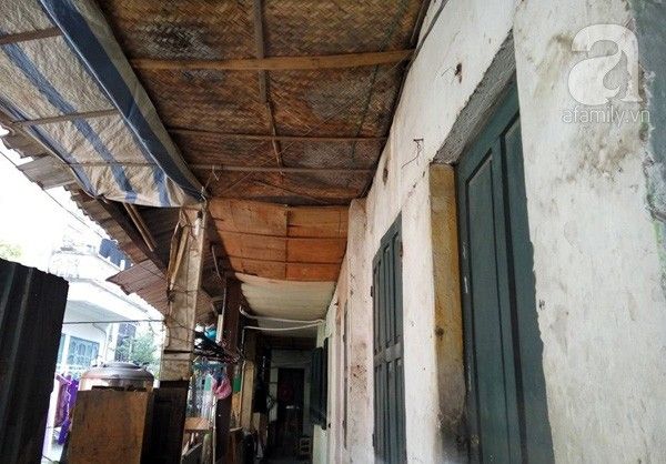 Cót ép, bạt, gỗ ép được tận dụng để che chắn mưa gió và bụi cho khu tập thể.