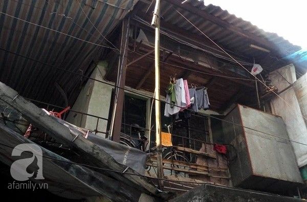 Hình ảnh tạm bợ, bệ rạc, mất an toàn của khu tập thể này nhìn từ dưới lên.
