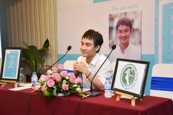 Đằng sau những câu chuyện buồn đó, sau những nỗi trăn trở đó, luôn là thứ ánh sáng dịu ngọt của sự lạc quan, tin yêu vô ngần vào phía trước. Thay vì cứ phải lo lắng và không ngừng đặt ra những câu hỏi về điều chưa xảy đến, hãy tận hưởng và sống hết mình với những gì mà chúng ta có. Rồi điều gì đến sẽ đến!