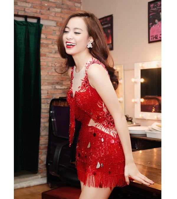 Hoàng Thùy Linh, Phạm Hương - Ai sẽ nóng bỏng và gợi cảm hơn khi xuất hiện với váy đỏ?