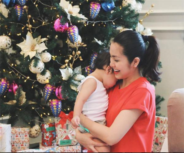 Tăng Thanh Hà hạnh phúc khoe khoảnh khắc cùng con trai chuẩn bị cho mùa Noel 2016.
