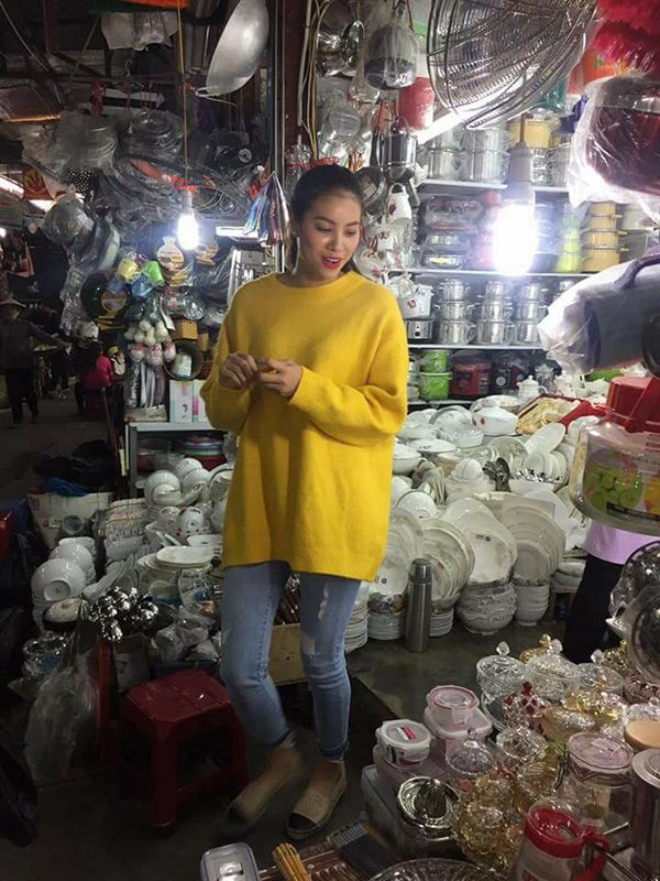 Chỉ 1 năm sau Hoa hậu Hoàn vũ, có ai nghĩ Phạm Hương phải ra chợ quê mua đồ?