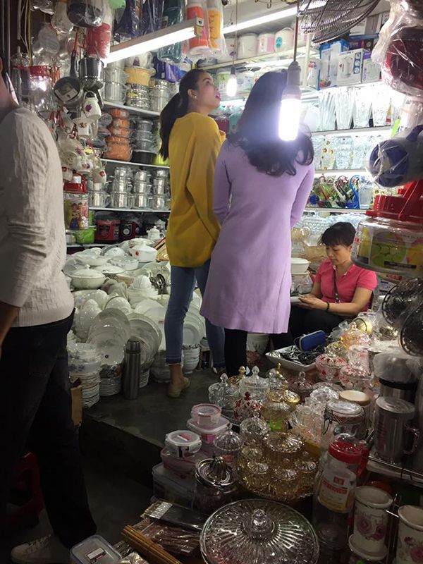 Chỉ 1 năm sau Hoa hậu Hoàn vũ, có ai nghĩ Phạm Hương phải ra chợ quê mua đồ?