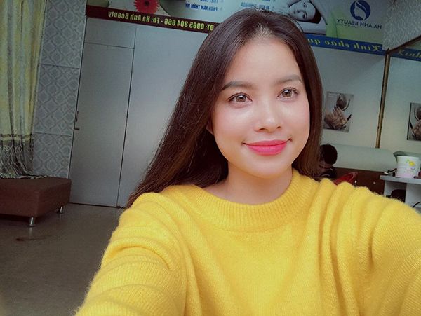 Chỉ 1 năm sau Hoa hậu Hoàn vũ, có ai nghĩ Phạm Hương phải ra chợ quê mua đồ?