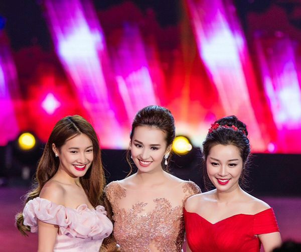 Các người đẹp không quên đọ sắc với nhau.