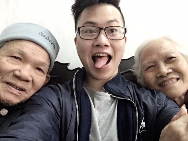 Đây chính là nguyên mẫu trong ‘Ông bà anh’ của Lê Thiện Hiếu: vui vẻ và biết cả selfie! ảnh 2 Đây chính là nguyên mẫu trong ‘Ông bà anh’ của Lê Thiện Hiếu: vui vẻ và biết cả selfie! ảnh 2