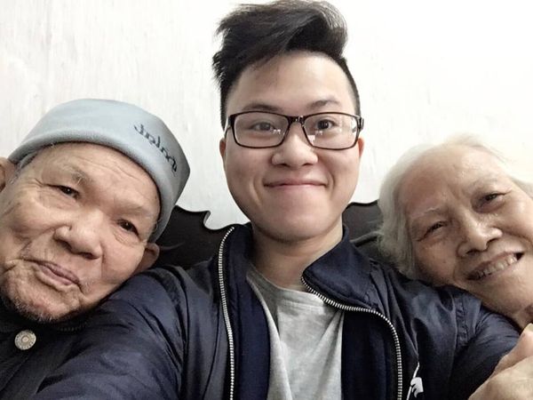Đây chính là nguyên mẫu trong ‘Ông bà anh’ của Lê Thiện Hiếu: vui vẻ và biết cả selfie! ảnh 4 Đây chính là nguyên mẫu trong ‘Ông bà anh’ của Lê Thiện Hiếu: vui vẻ và biết cả selfie! ảnh 4