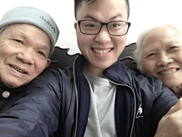 Đây chính là nguyên mẫu trong ‘Ông bà anh’ của Lê Thiện Hiếu: vui vẻ và biết cả selfie! ảnh 3 Đây chính là nguyên mẫu trong ‘Ông bà anh’ của Lê Thiện Hiếu: vui vẻ và biết cả selfie! ảnh 3