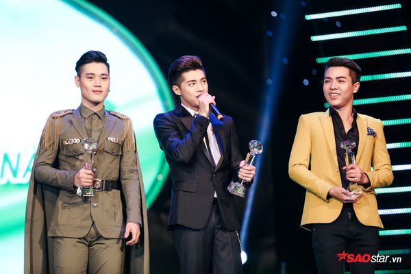 Làn sóng xanh 2016: Sơn Tùng – Isaac liên tục thì thầm, thân mật ‘đụng chạm’ khi nhận giải
