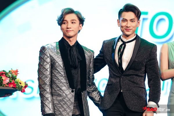 Làn sóng xanh 2016: Sơn Tùng – Isaac liên tục thì thầm, thân mật ‘đụng chạm’ khi nhận giải