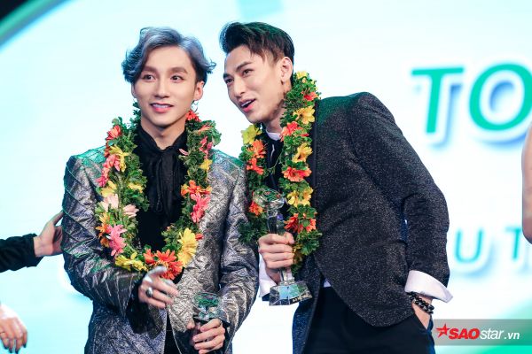 Làn sóng xanh 2016: Sơn Tùng – Isaac liên tục thì thầm, thân mật ‘đụng chạm’ khi nhận giải