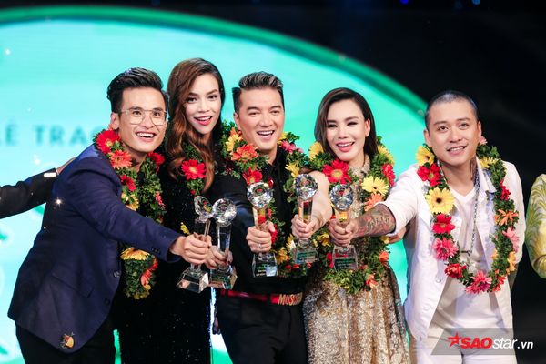 Làn sóng xanh 2016: Sơn Tùng – Isaac liên tục thì thầm, thân mật ‘đụng chạm’ khi nhận giải