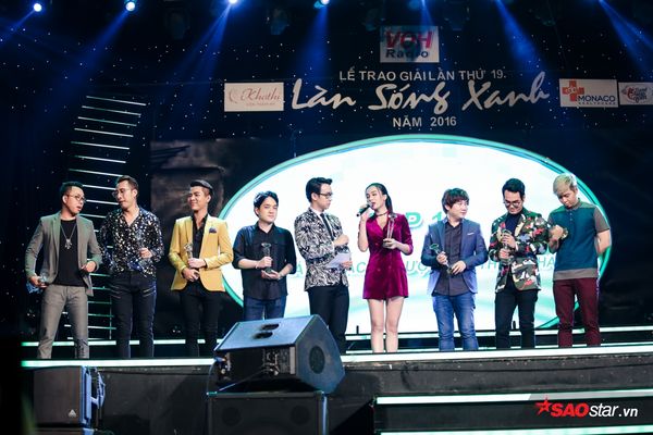 Làn sóng xanh 2016: Sơn Tùng – Isaac liên tục thì thầm, thân mật ‘đụng chạm’ khi nhận giải
