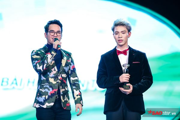 Làn sóng xanh 2016: Sơn Tùng – Isaac liên tục thì thầm, thân mật ‘đụng chạm’ khi nhận giải