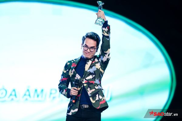 Làn sóng xanh 2016: Sơn Tùng – Isaac liên tục thì thầm, thân mật ‘đụng chạm’ khi nhận giải