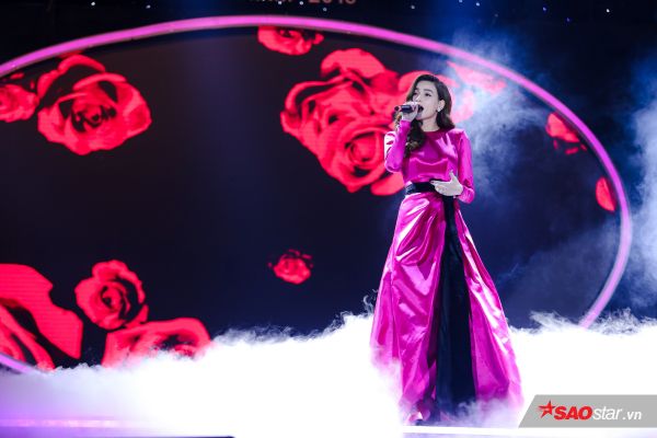 Làn sóng xanh 2016: Sơn Tùng – Isaac liên tục thì thầm, thân mật ‘đụng chạm’ khi nhận giải