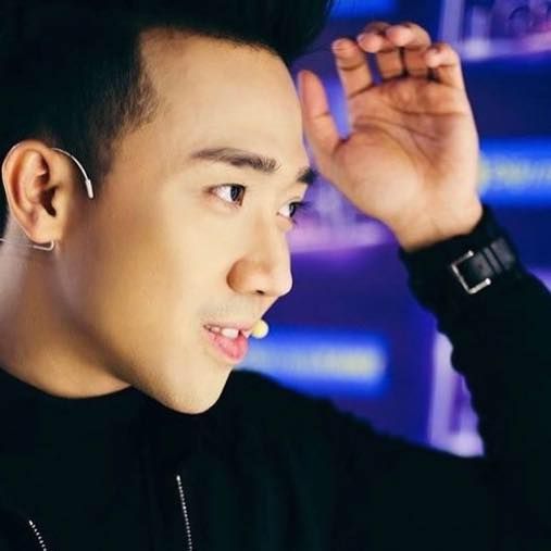 Không khó để bắt gặp hình ảnh nam MC với gương mặt được trang điểm kỹ lưỡng và đôi môi đỏ.