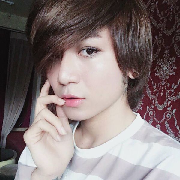 Bất kể trong trang phục nam hay nữ giới, ở BB Trần vẫn luôn “toát ra” vẻ dịu dàng.