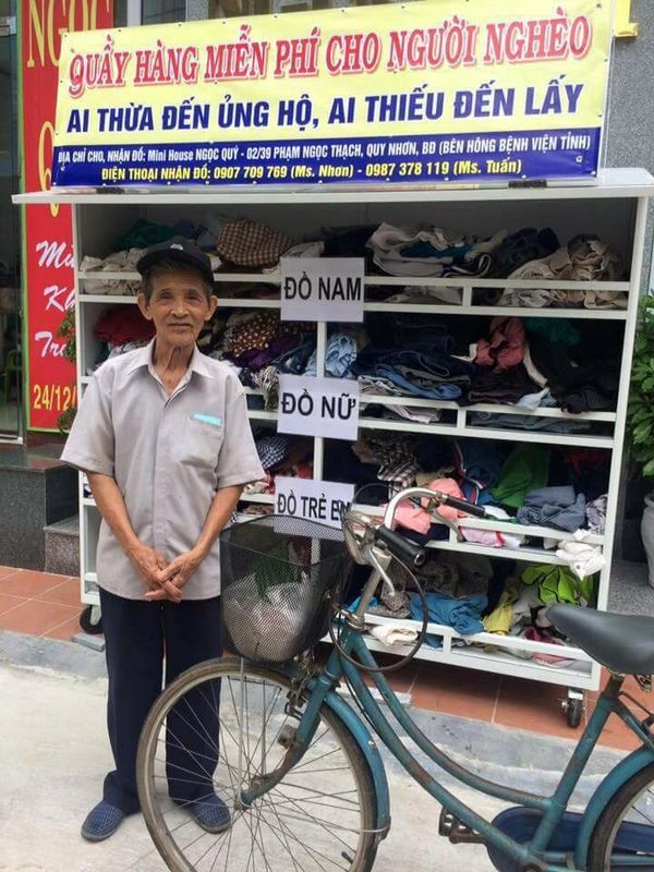 Sợ không được nhận quần áo từ thiện cụ ông phải mang sổ hộ nghèo đi làm chứng