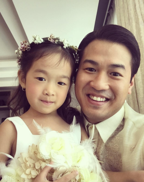 Phillip Nguyễn selfie đáng yêu cùng một bé gái tại tiệc chiêu đãi. Anh đã cập nhật khá nhiều hình ảnh về đám cưới của chị mình trên trang cá nhân.