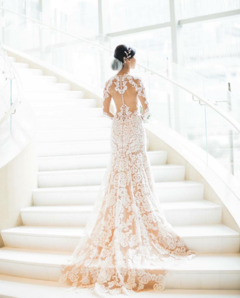 Cô dâu với váy cưới đuôi cá sang trọng của nhà thiết kế Trương Thanh Hải.