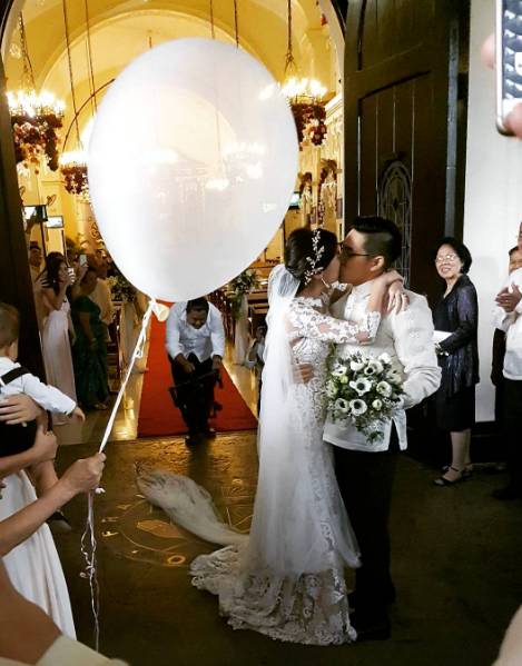 Hôn lễ truyền thống diễn ra trong không khí ấm cúng và vô cùng lãng mạn.