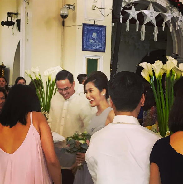 Hà Tăng và ông xã Louis Nguyễn trong trang phục truyền thống của đàn ông Phillipines.