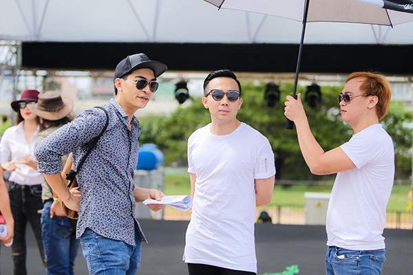 Ngay cả khi đứng trao đổi kịch bản với Khương Ngọc, Trấn Thành cũng có trợ lý đứng che ô khỏi nắng.