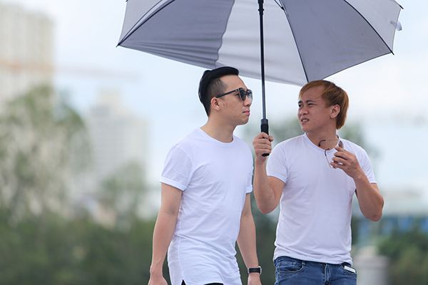 Nhìn nam MC “ngầu” không thua kém gì các ngôi sao Hollywood phải không?