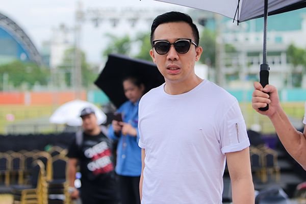 Gương mặt ông xã Hari Won tỏ ra khá mệt mỏi vì trời nắng nóng.