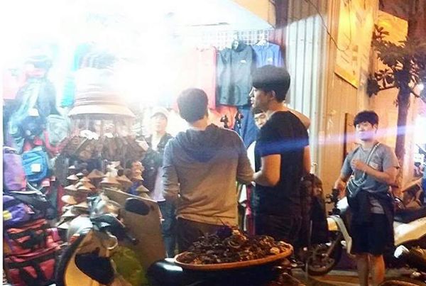 Taecyeon (2PM) thích thú ăn chả cá, khám phá phố cổ Hà Nội