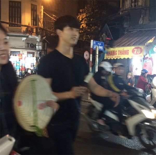 Taecyeon (2PM) thích thú ăn chả cá, khám phá phố cổ Hà Nội