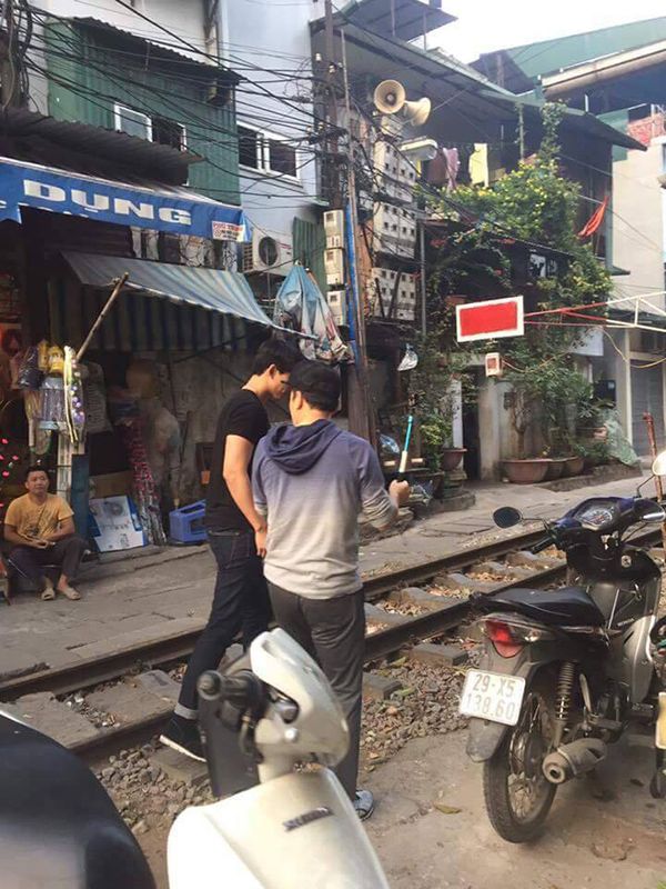 Taecyeon (2PM) thích thú ăn chả cá, khám phá phố cổ Hà Nội