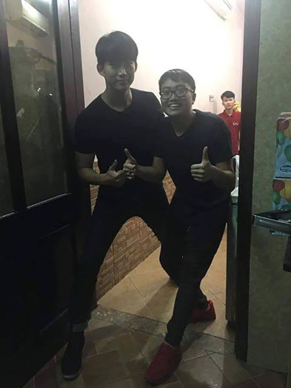 Taecyeon (2PM) thích thú ăn chả cá, khám phá phố cổ Hà Nội