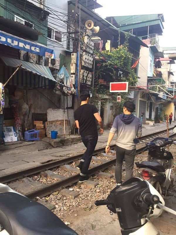 Taecyeon (2PM) thích thú ăn chả cá, khám phá phố cổ Hà Nội