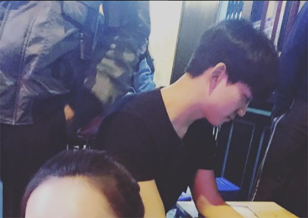 Taecyeon (2PM) thích thú ăn chả cá, khám phá phố cổ Hà Nội
